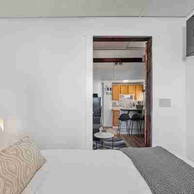 10 Min Walk to Lake w/Private HOT TUB & patio! Rooms