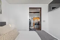 10 Min Walk to Lake w/Private HOT TUB & patio! - 3성급