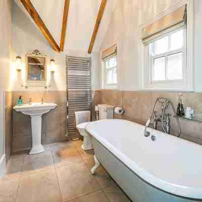 Recently refurbished large country house Rooms