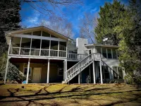 Lake Hartwell ~ Boat ~ Kayaks ~ Fire Pit ~ Private Dock ~ Bar ~ Pool Table - Homestays