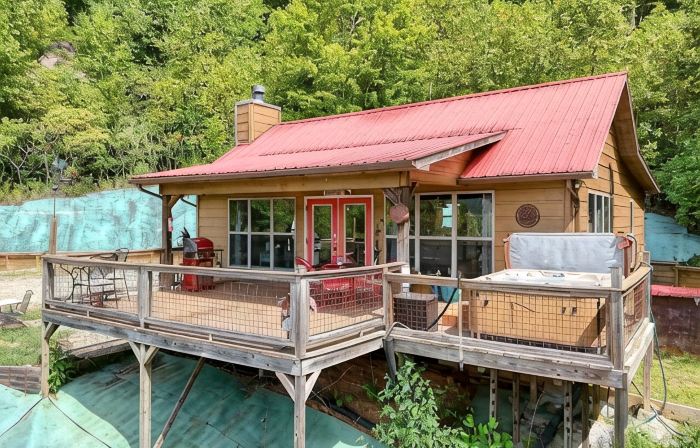 Couple's Retreat! Studio Cabin w/Mountain Views from Hot Tub