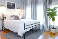 Cute 3 BDRM Near Main St. W/ Hot Tub, Fire Pit, 2 Patios, and a Backyard Oasis - Træningscentre