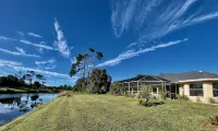 Villa with swimming pool & spa - Poolside Grill, Family-friendly, Water-view - 4-Star