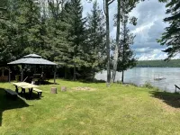 Cozy, modern cottage lots of space, perfect waterfront for swimming / water fun!