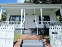 Brightside Bungalow - Minutes from beach, 3 full baths, and a comfy patio! - Bungalows
