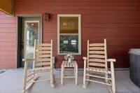 Hot tub cabin with fireplace, Smoky Mountain views, pet friendly, 10 min to Park