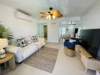 Palms Villa - Newly renovated condo by the beach! ルキリョのホテル