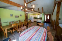 Family & Friends Retreat w/HotTub, Amazing Views, 5 big bedrooms & 14 acres - 木屋