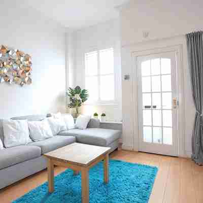 Dalmeny Street Apartment Bright Modern 1 Bed Flat - 10 Mins from City Centre Others