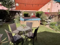 Willow Glen Hideaway - Charming Cottage with Hot Tub - Homestays