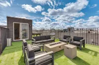 Townhouse - Urban Living with Rooftop Deck!