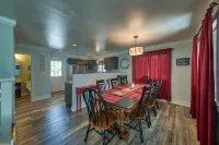 Steps from Downtown Cody - Spacious home that sleeps 10!