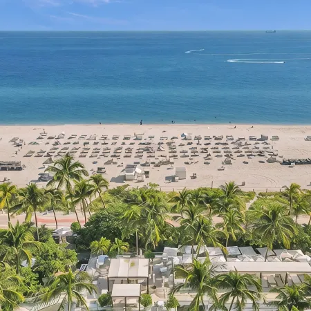 Fontainebleau III Ocean View Suite. Full Sized Kitchen Free Valet & Spa Passes!