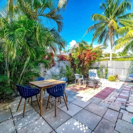 2 Bed Cottage walk to Pineapple Grove, Atlantic Ave & the Beach