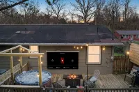 10 Min to NRG Park with Private Deck, Movie Nights & Fire Pit - Boutique