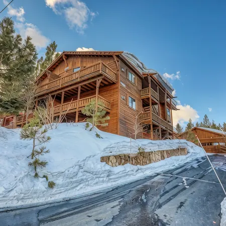 Condo w/ Beautiful Mountain View. Steps from Ski/Trails. Donner Lake. EV outlet