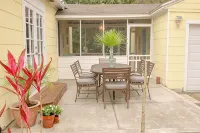 Coastal Cottage ~ fire-pit, kayaks, bikes, fenced yard, pet & kid friendly - บ้านพักหลังเล็ก