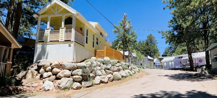 Sunny Treetop Tiny Home! Beautiful Pikes Peak View! Hotels in Teller County
