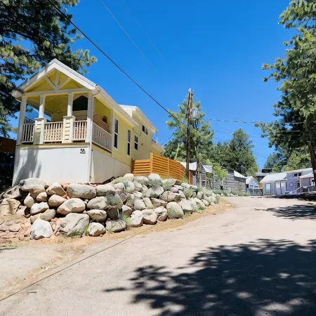 Sunny Treetop Tiny Home! Beautiful Pikes Peak View! Отели в г. Теллер Каунти