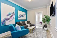 The Downtown Hive:  Sophisticated stay steps from Main St Bethlehem!