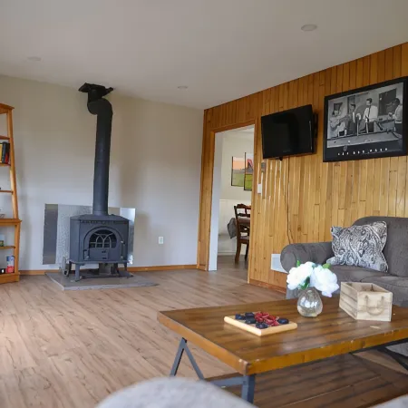 Relax with the whole family at this peaceful place to stay with gorgeous views.
