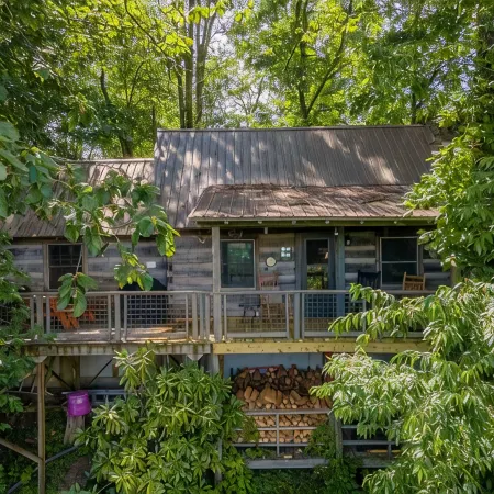 Romantic Getaway with real wood fireplace, Hot tub, Spectacular Mountain Views