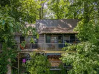 Romantic Getaway with real wood fireplace, Hot tub, Spectacular Mountain Views - Mountain view