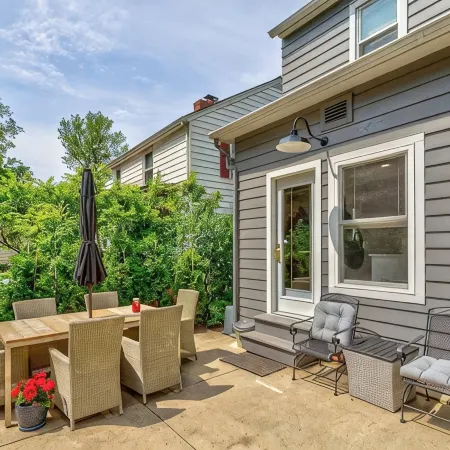 ENTIRE HOME! 5 BEDROOM, 2 BATH, WITH JACUZZI - .2 miles to Iowa State Campus
