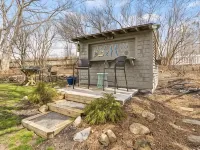 Lakeview retreat with beach access. Stylish home just steps from Deep Run Beach. 고르함 호텔