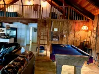 Rustic newly remodeled River House on working fish house property . Gulf access - 3つ星