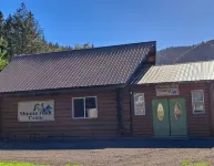 Cozy Middle Fork Cabin.                          Across from Clearwater River - Hytter