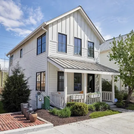 Walk to Downtown • 3Br/3BA Townhome • Garage + Porch