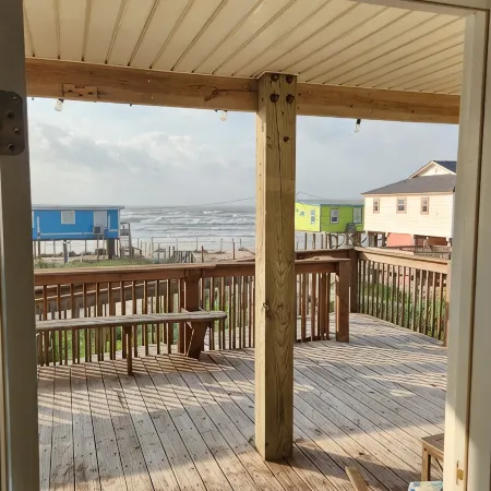 Beachfront Family Fun! 30s to Sand – 1 King, 2 Queens, Bunks, Prvt Beach Access!