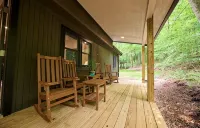 Valley Overlook, Peninsula, Ohio - Luxury Cabin adjoins National Park