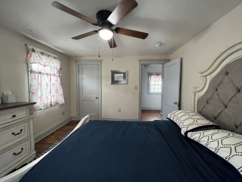 Charming 2-bedroom house in small-town neighborhood