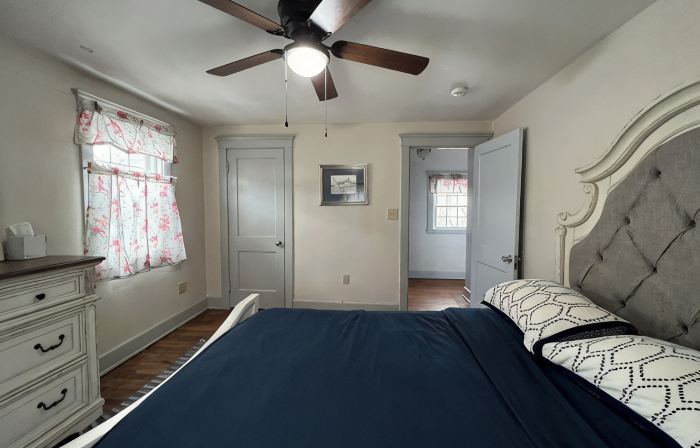 Charming 2-bedroom house in small-town neighborhood