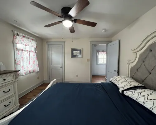 Charming 2-bedroom house in small-town neighborhood Hotels in Bath