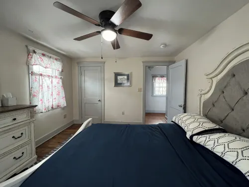 Charming 2-bedroom house in small-town neighborhood