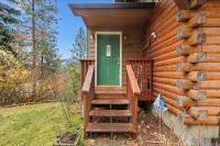 Waterfront Cabin with Dock on Hayden Lake - Homestays