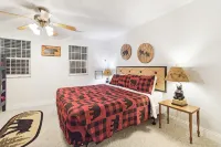 Welcome to Rustic SMAK SHAK – Your Forest View Getaway!