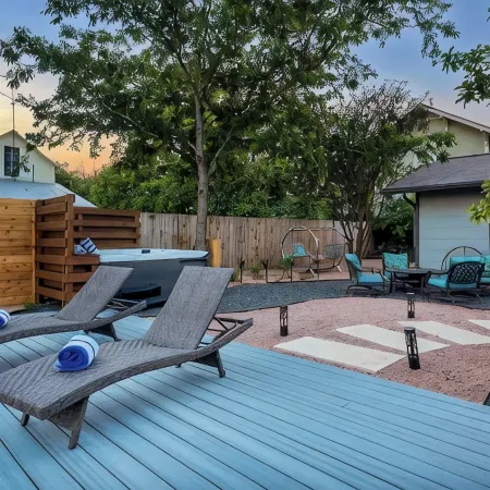 Das Weinhaus Pool & Hot Tub - Walk to Main St