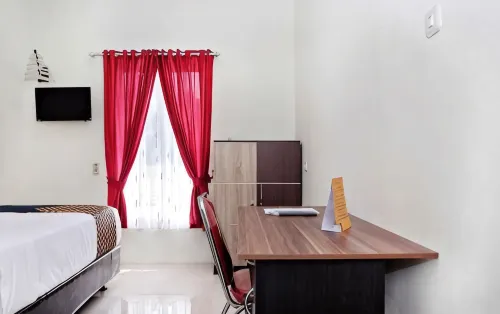 RedDoorz Syariah @ Danesti Homestay Near Bandara Sultan Hasanuddin - Hostels