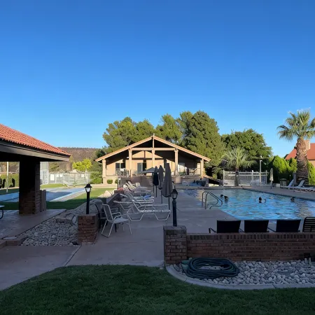 Cozy 2-bedroom condo with WiFi, pools in charming St. George