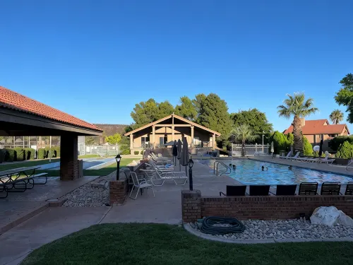 Cozy 2-bedroom condo with WiFi, pools in charming St. George - Boutique