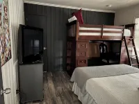 Urban Ranch, at the Treasure House .. 8 Bed 3 Bath 2 Kitchen + Basement Suite - 4-Star