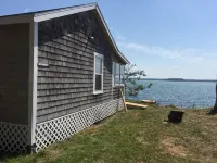 Ocean front 1 bedroom cabin steps from the ocean - Hytter
