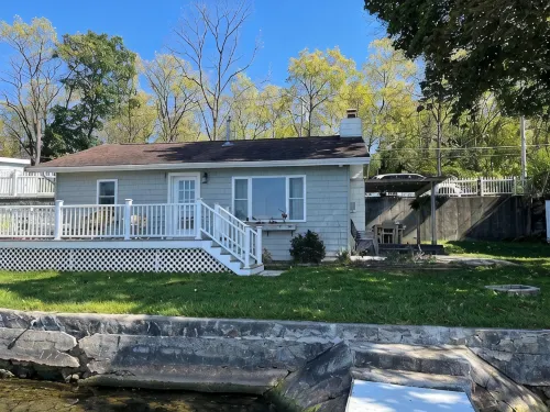 Super 2 Bedroom Home with 72’ of Conesus Lakefront - Homestays
