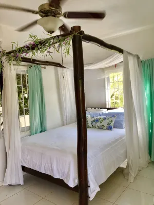Seaside Jamaica Cottage with Lush Garden,  Hammock, 1 Minute Walk to Beach! โรงแรมใน