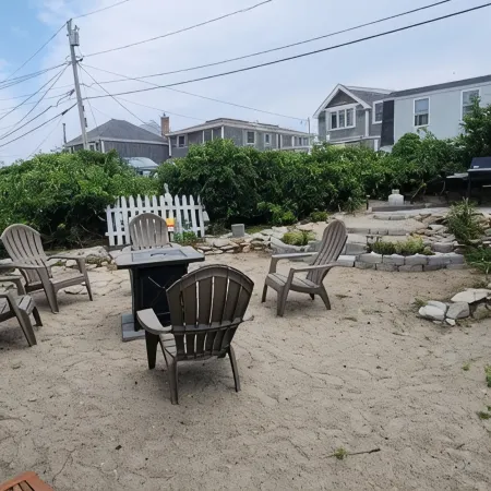 Cozy cottage steps to beach sleeps 5 with WiFi, AC in charming Marshfield