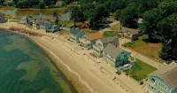 PRIVATE BEACH: BEACHFRONTS & BALCONIES @ NIANTIC W/ 6 QUEENS